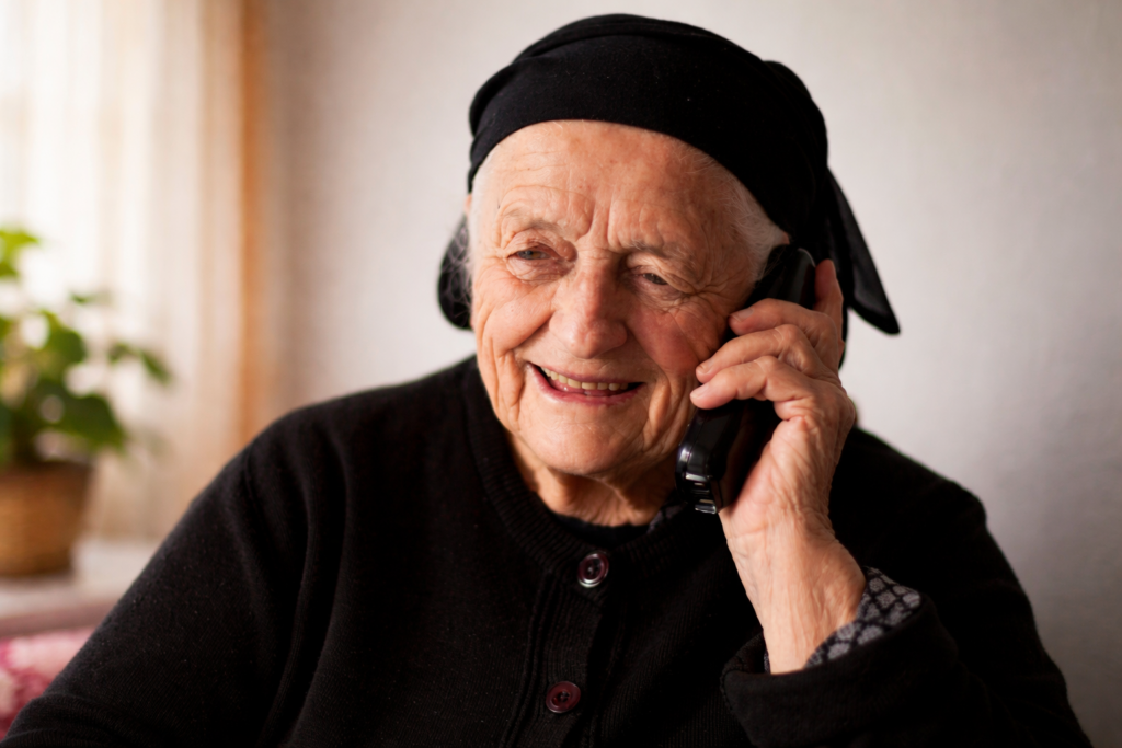 Μια ηλικιωμένη συνομιλεί στο τηλέφωνο